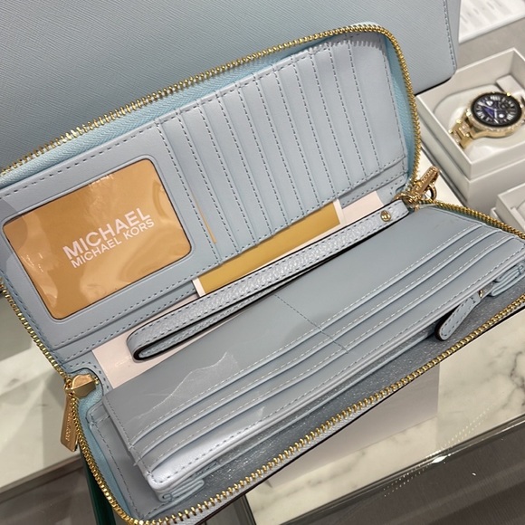 MICHAEL KORS LARGE TRAVEL CONTINENTAL WRISTLET WALLET PHONEHOLDER 
Vista Blue - Picture 14 of 16